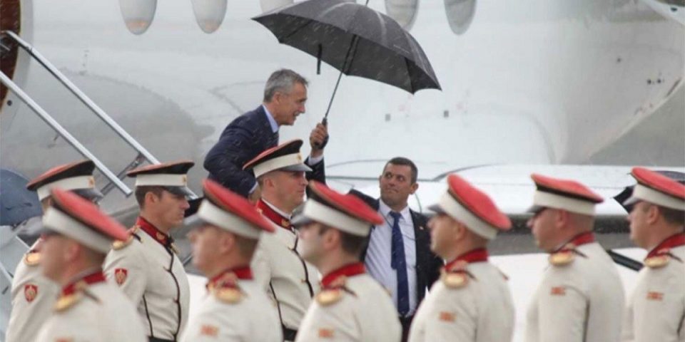 Со мало доцнење, Столтенберг пристигна во Скопје