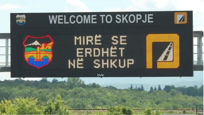 „Добредојде“ и на албански на дигиталната табла пред Скопје