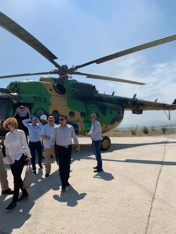 Министрите во хеликоптер душа немаат од страв, но позираат