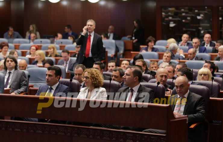 Заев: Ние, вработените во јавните служби, да покажеме што значи да се биде посветен кон потребите на граѓаните