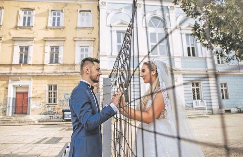 Нè делеа ограда и вера, но љубовта победи: Свадбената фотографија која го покори регионот