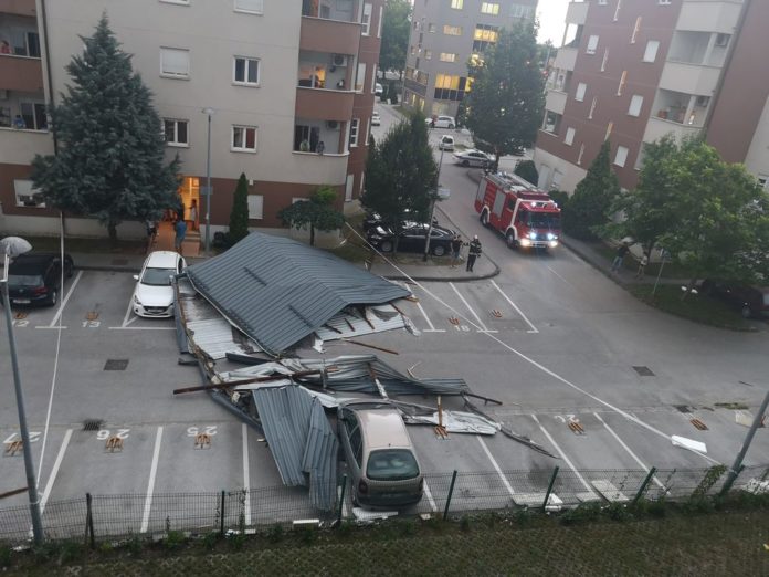 Силно невреме го зафати Загреб: Ветерот носеше покриви, оштетени се дрва и автомобили