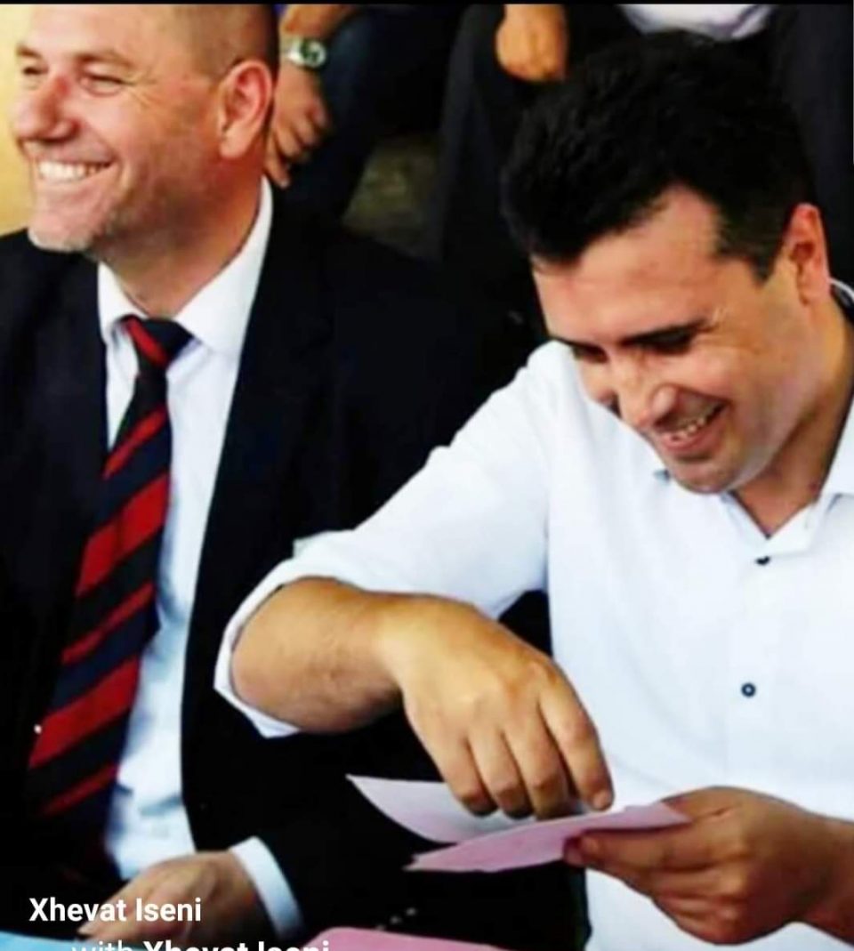 Директорот на Заев пука со пиштол, позира со пушки