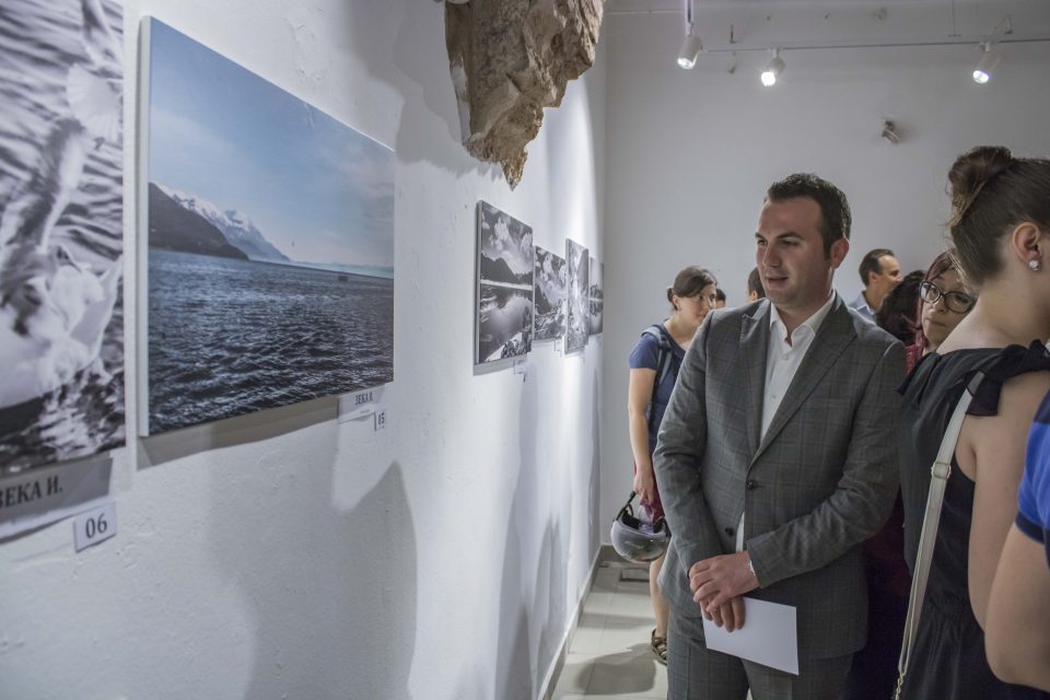 Изложба на фотографии на децата од малите групни домови