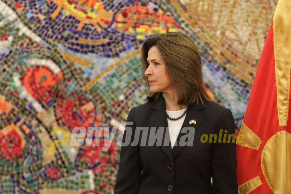 Брнс се пофали дека јадела охридска пастрмка и гостиварска баклава, твитерџиите, пак, ѝ дадоа број од Нефи Усеини