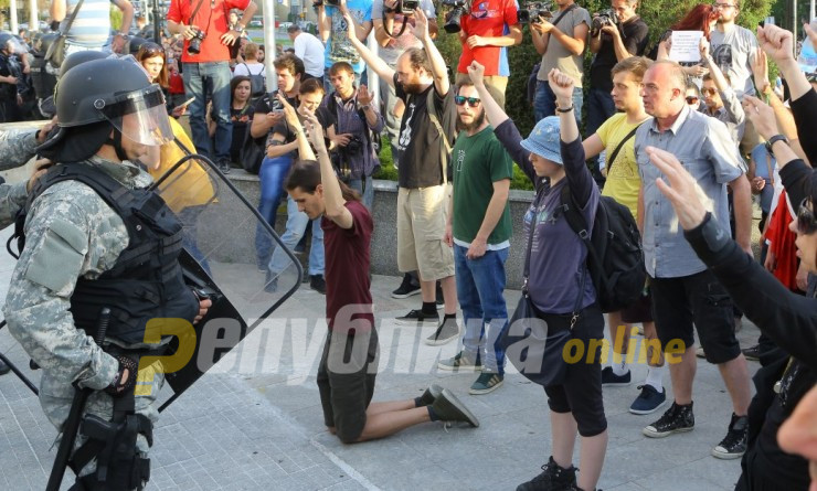 Колку што беше шарена и платена, толку беше и некрофилна беше целата таа фарса за Нешкоски