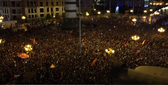 Фејсбук пост: Еве пример како од емоции и еуфорија не се заборава химната!