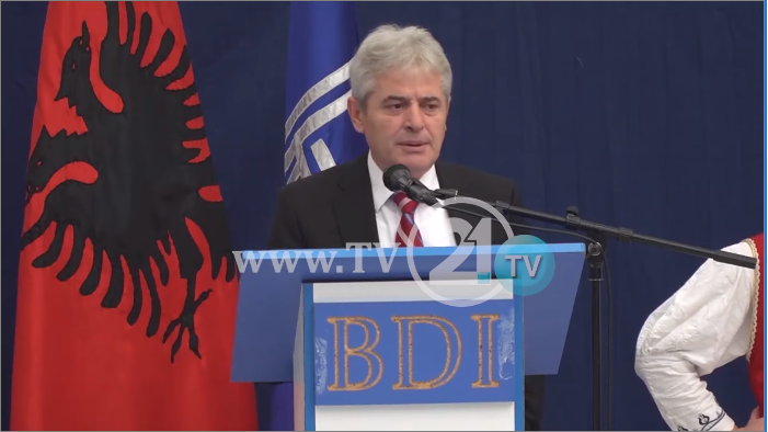 Тресејќи се, Ахмети го прашува Ел Чека: Зошто нема бомби и за СДСМ и за ВМРО?