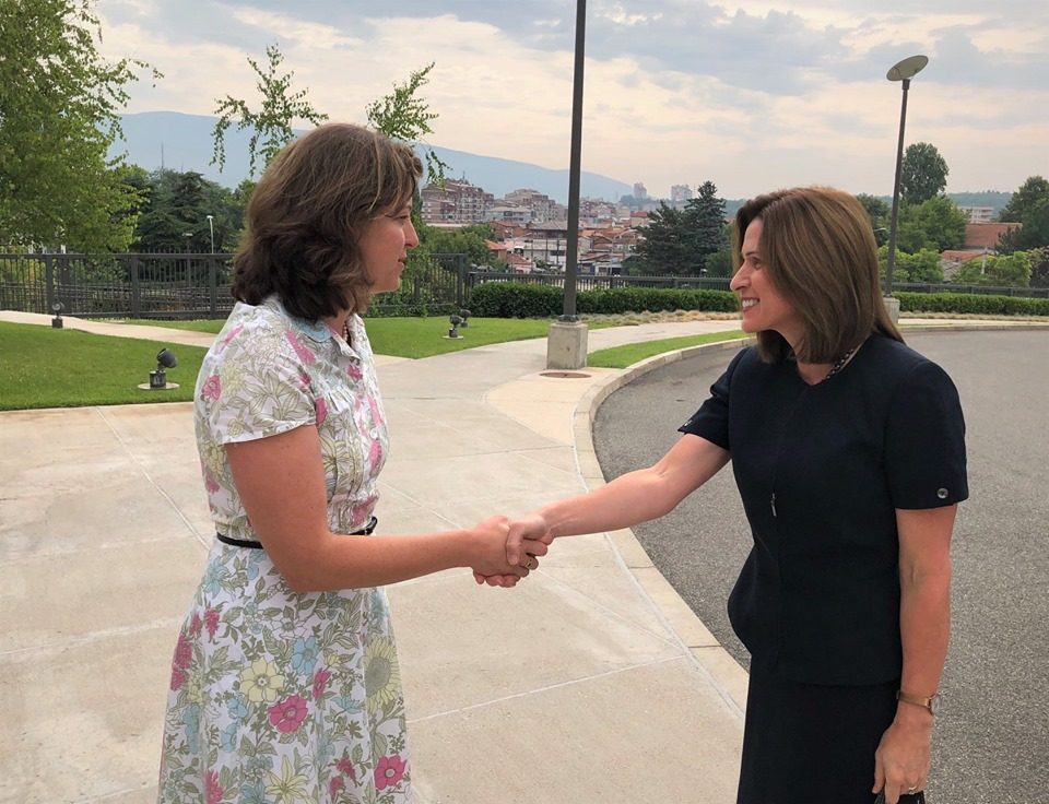 Американската амбасадорка Брнс пристигна во Македонија