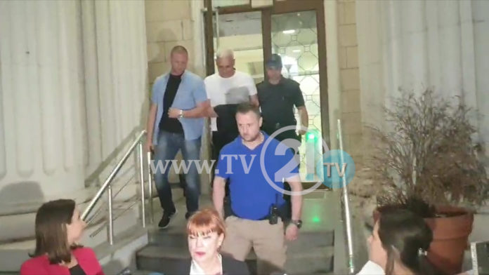 Боки 13 со лисици на рацете ѝ упадна на Рускоска среде изјава: „Извинете што ве прекинувам додека кажувате лаги“