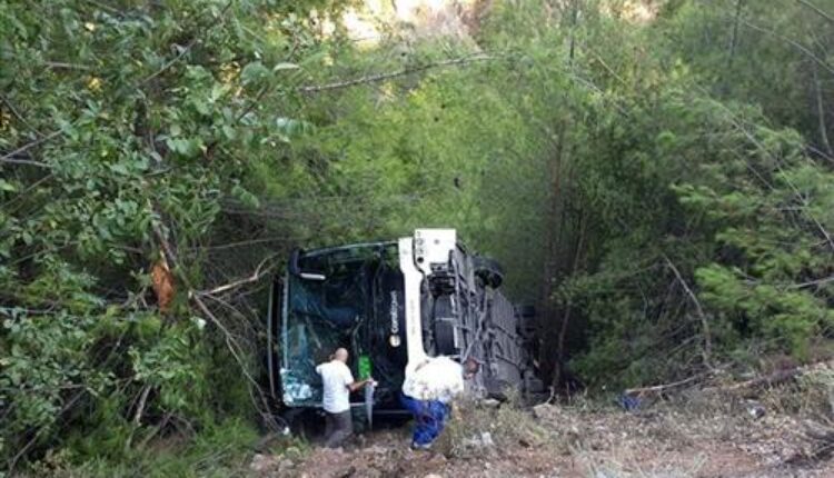 Автобус слета од патот во Турција, повредени 25 туристи