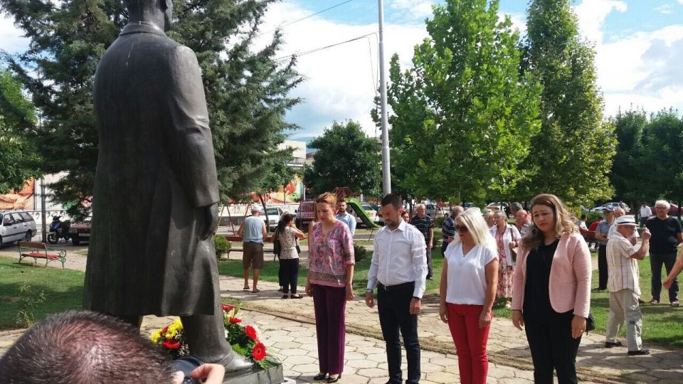 Делегација на ОК на ВМРО-ДПМНЕ положи свежо цвеќе на споменикот на Методија Андонов Ченто
