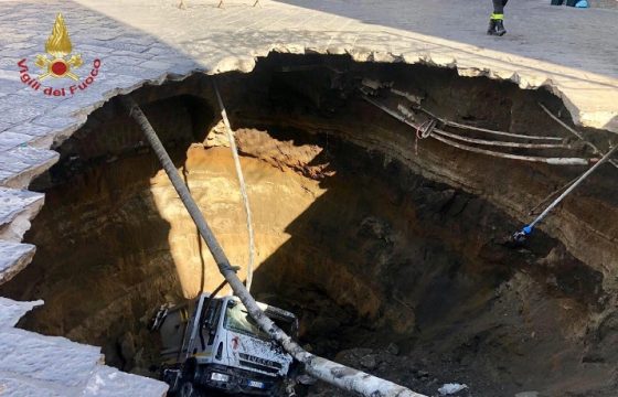 Се отвори земјата на пат кај Наполи, камион за ѓубре падна во дупката