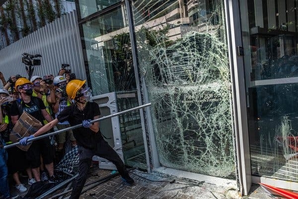 Насилни протести во Хонг Конг, илјадници со шипки влегоа во зградата на Парламентот