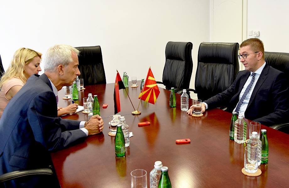 Оваа Влада спроведува политички прогон врз ВМРО-ДПМНЕ преку монтирани случаи, му кажа Мицкоски на Пломб