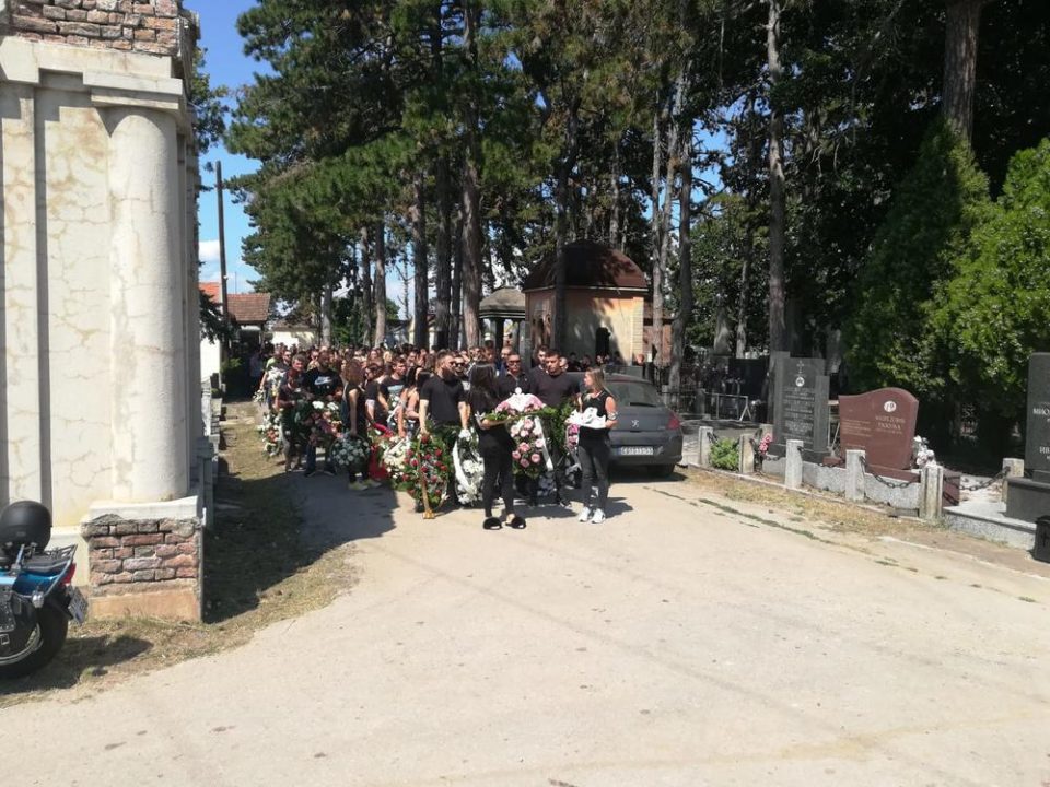 Чекај не на поубаво место, за повторно да ја понесеш лентата: Брат и Душан се прости од починатата мисица