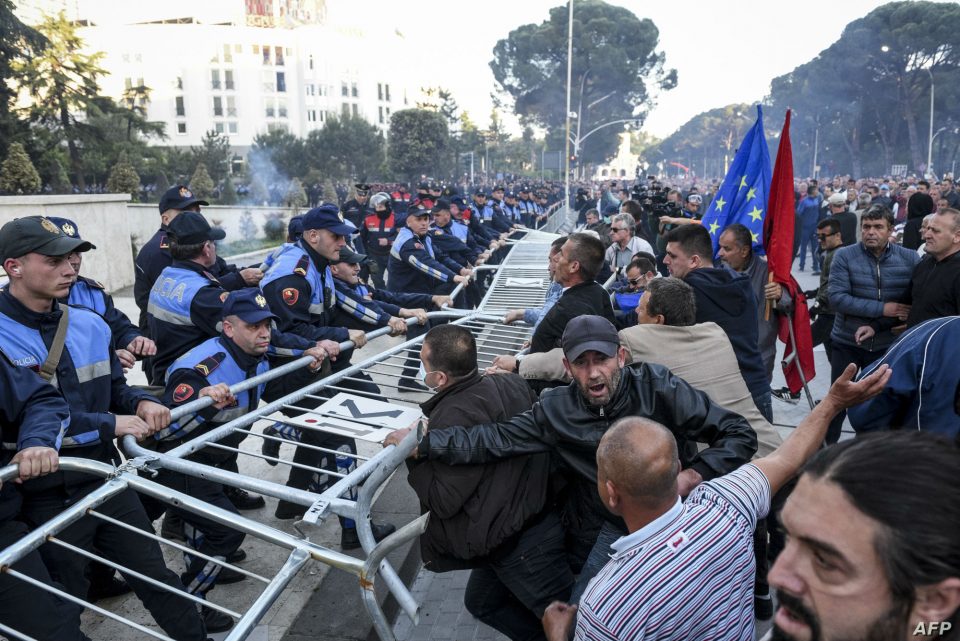 Вонредни мерки во Тирана: Метални огради со бодликава жица поставени пред Владата, Парламенот и МВР