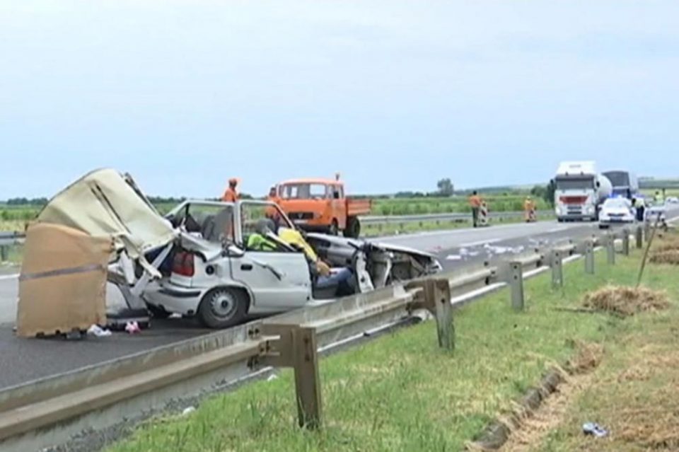 Две лица загинаа во сообраќајка на патот Белгрaд – Ниш, на задните седишта имало две деца