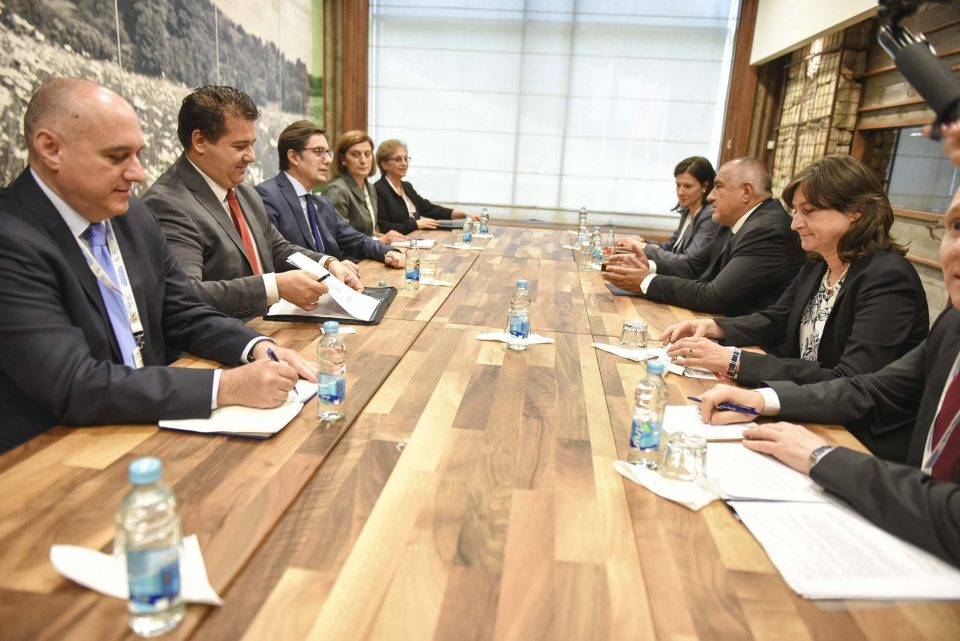 Крај „љубави“ жеден остана