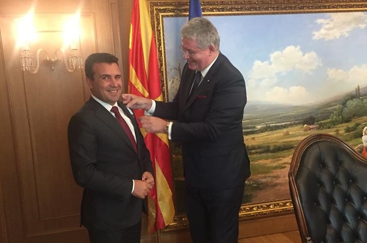 Ќе имаш згрешени знамиња и лажни принцови кога се опкружуваш со твитерџии, инфлуенсери, фраери на батерии