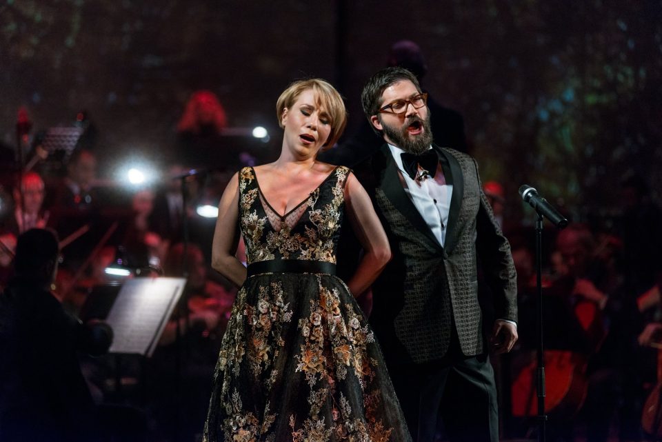 Игор и Ана Дурловски со децата ја пеат „Налеј, налеј“ и го честитаат Илинден