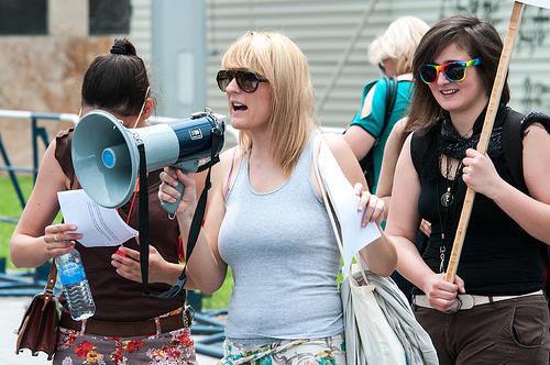 Ирена Цветковиќ: Чудно, како „педер” е синоним за карактерна особина, а на пример „политичар” не е