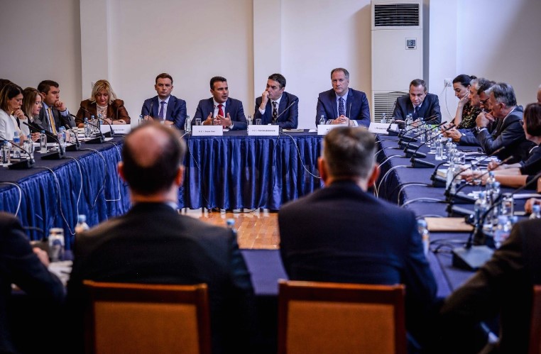 Заев пред Амбасадорскиот совет: Шансите да добиеме датум за преговори се реални