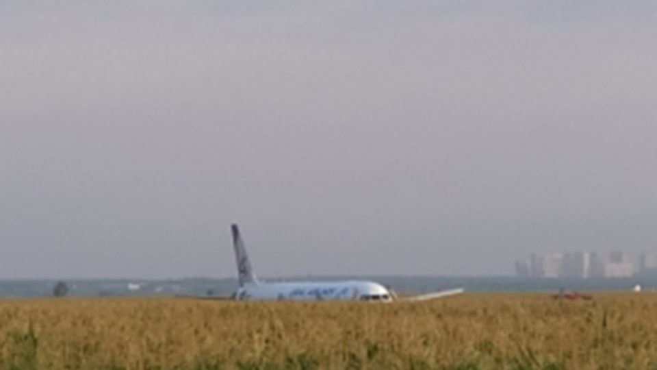 Во моторот влетале птици: Авион со над 200 патници принудно слетан во поле