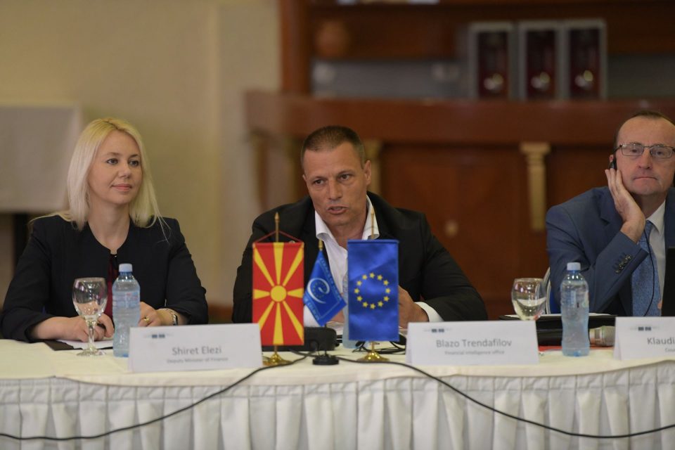 Како може човек кој се споменува во снимките и е отпуштен поради корупција да биде шеф на УФР?