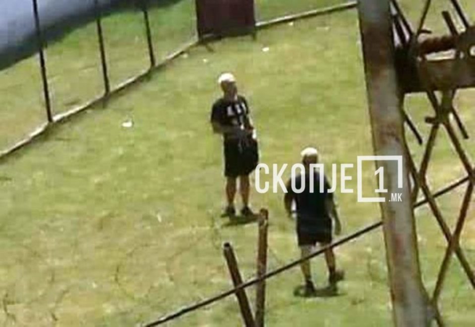 Боки 13 фотографиран во дворот на „Шутка“