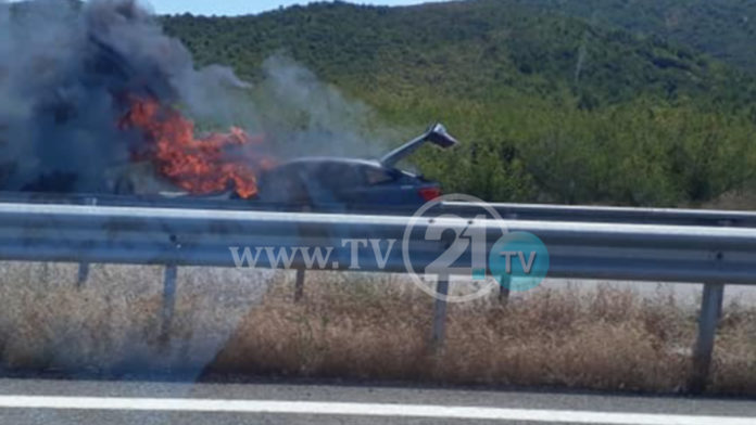 Гори автомобил после Гевгелија на автопат за Грција, сообраќајот во прекин
