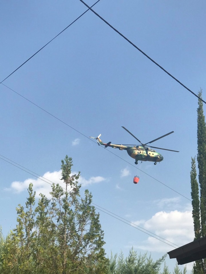 Со хеликоптер се гаси пожарот на езерото Младост