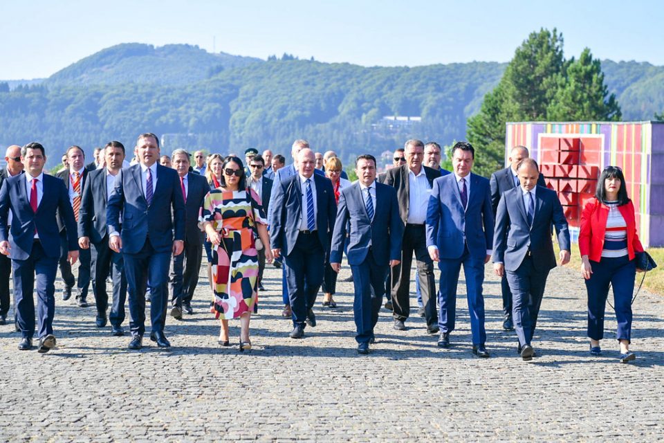 Жална Македонија со вакви „деца“, инфантилни карикатури