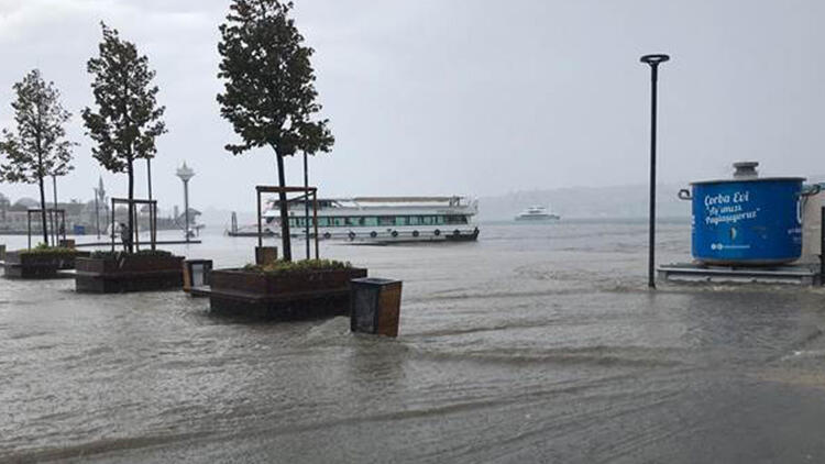 Пронајдено мртво лице во поплавен подвозник, пороен дожд направи хаос во Истанбу