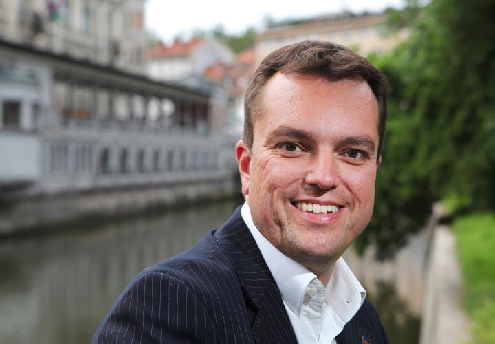 Хакери го нападнаа новинарот кој ги објави снимките за „Рекет”