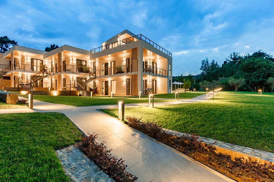 Пандов: Жаре откако си сврши со Заев, преку Боки Тредичи, годинава си изгради хотел на Халкидики