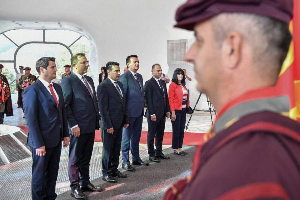 Положено цвеќе на гробот на Никола Карев