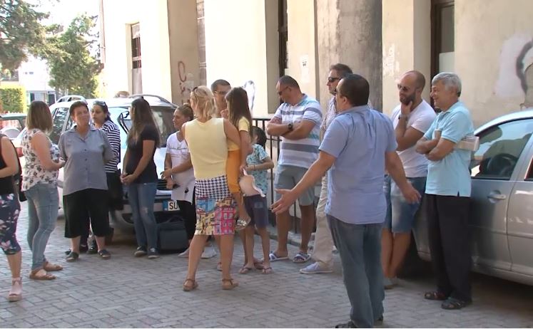 Во Струга протестираат родителите: Училиштето е како куќа на стравот, не ги пуштаме децата на настава