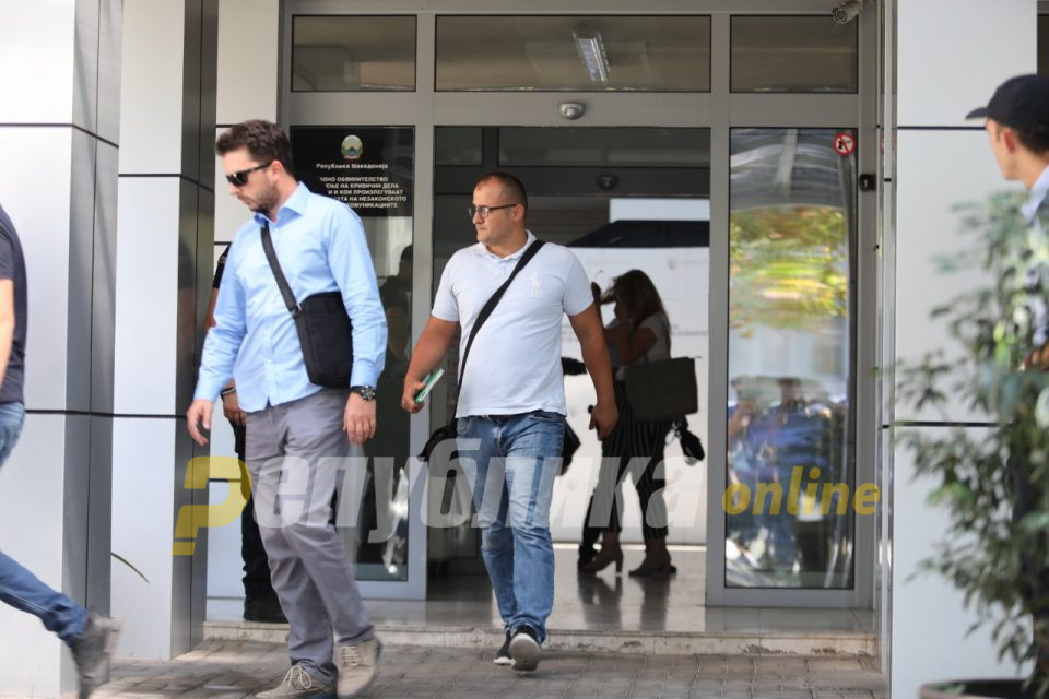 Вработените во СЈО нема кој да ги одјави, ниту плата да им потпише, а не можат ниту отказ да дадат