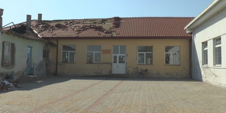Во 21 век имаме места каде дечиња учат во лимени контејнери, тоа е катастрофа