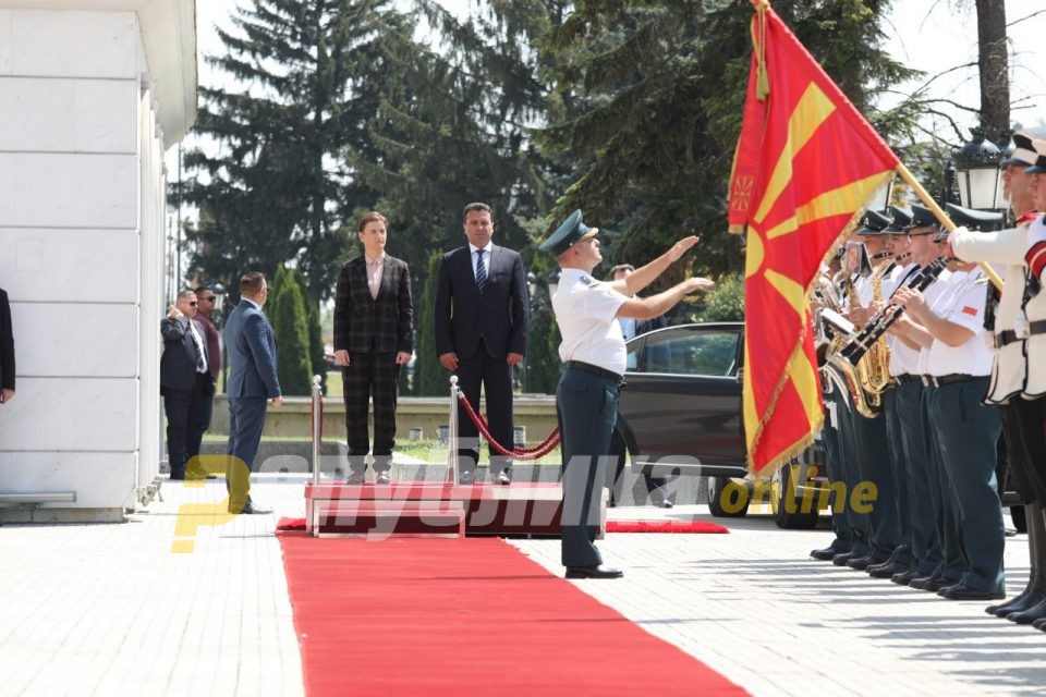 Владата не го погреши знамето на Србија – Брнабиќ пречекана без знаме