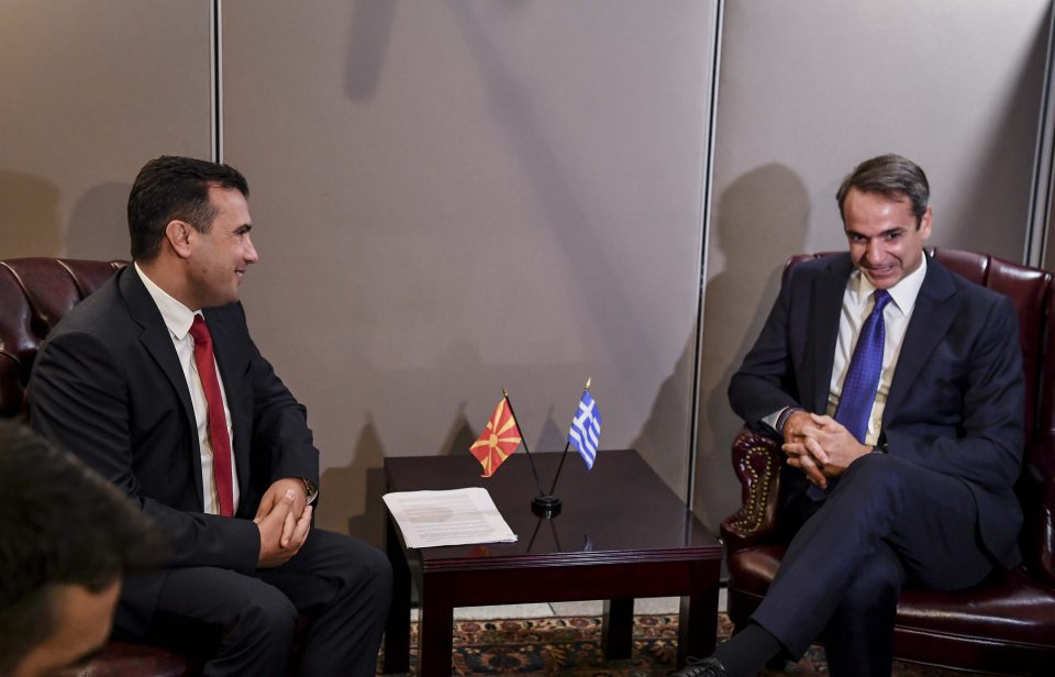 В четврток во Солун Заев седнува на маса со Мицотакис