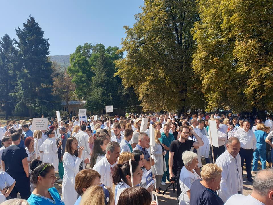 „Почитувани пациенти, ние сме со вас“, порачаа на протестот на Клиника против насилството врз медицинските работници