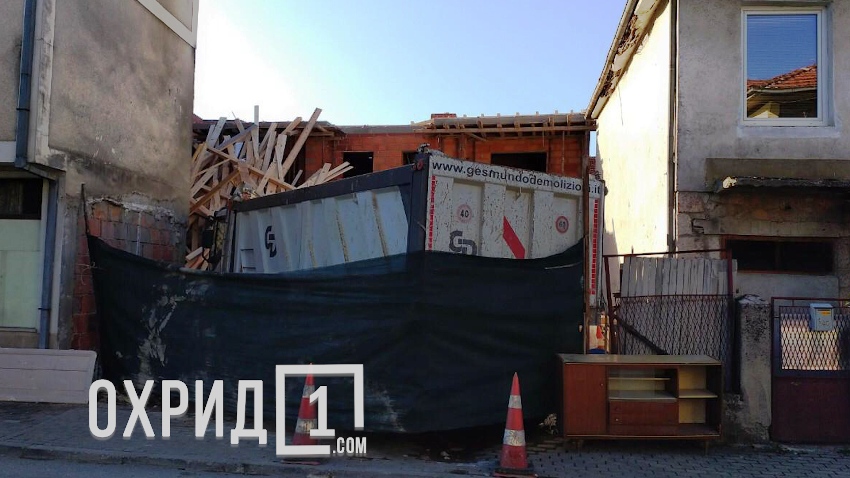 Дивоградба во Охрид со камион се „брани“ од рушење