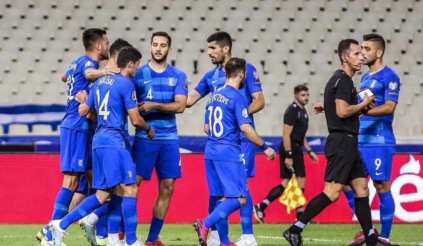 Селекторот на Грција ги заклучи фудбалерите во соблекувалната после срамот со Лихтештајн