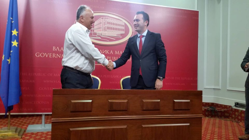 Се натегаат: МОН и СОНК ги продолжуваат преговорите за платите на наставниците