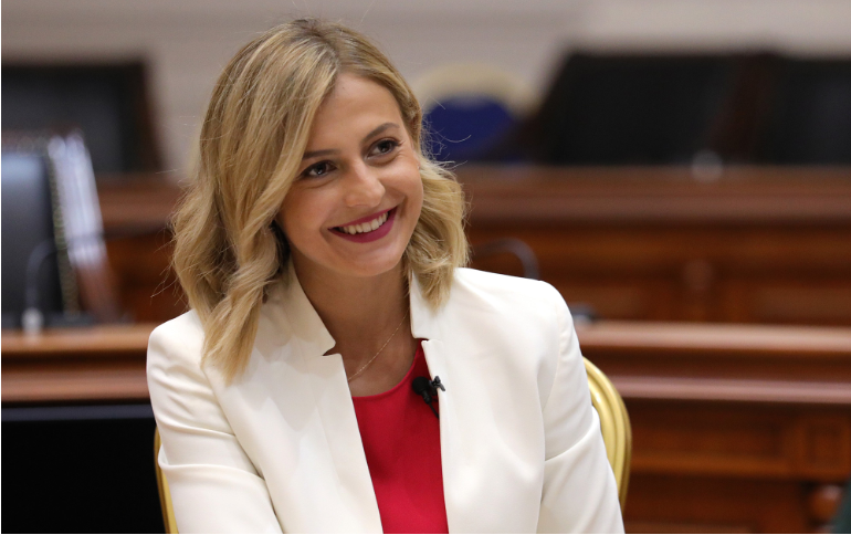 Евај чекам да влезам во кабинетот за да покажам какви идеи имам
