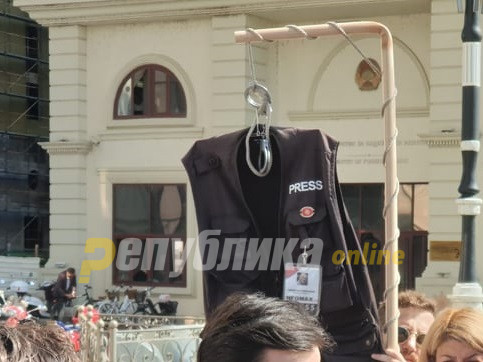 Апсете ги новинарите за корупцијата да ја терате на раат