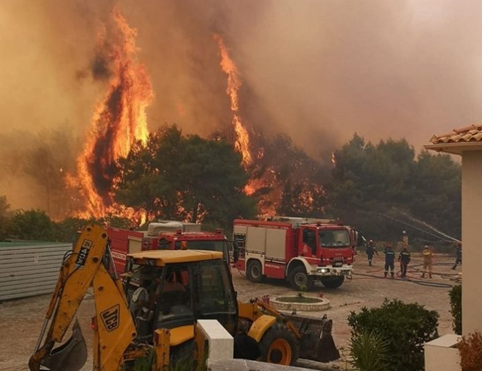 Закинтос во пламен, стотици пожарникари не успеаја синоќа да го совладаат пожарот