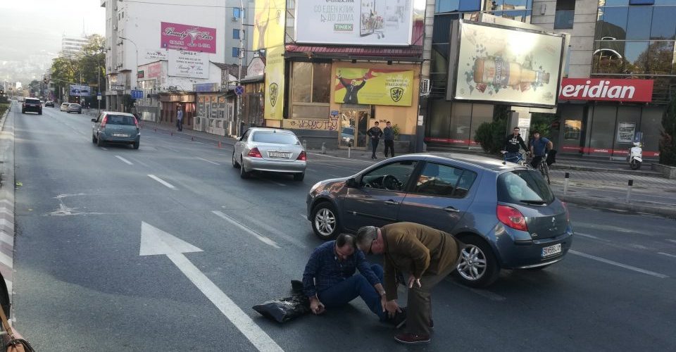 Дивеење по скопските улици: Поминал на црвено, удрил пешак кај Соборна и избегал